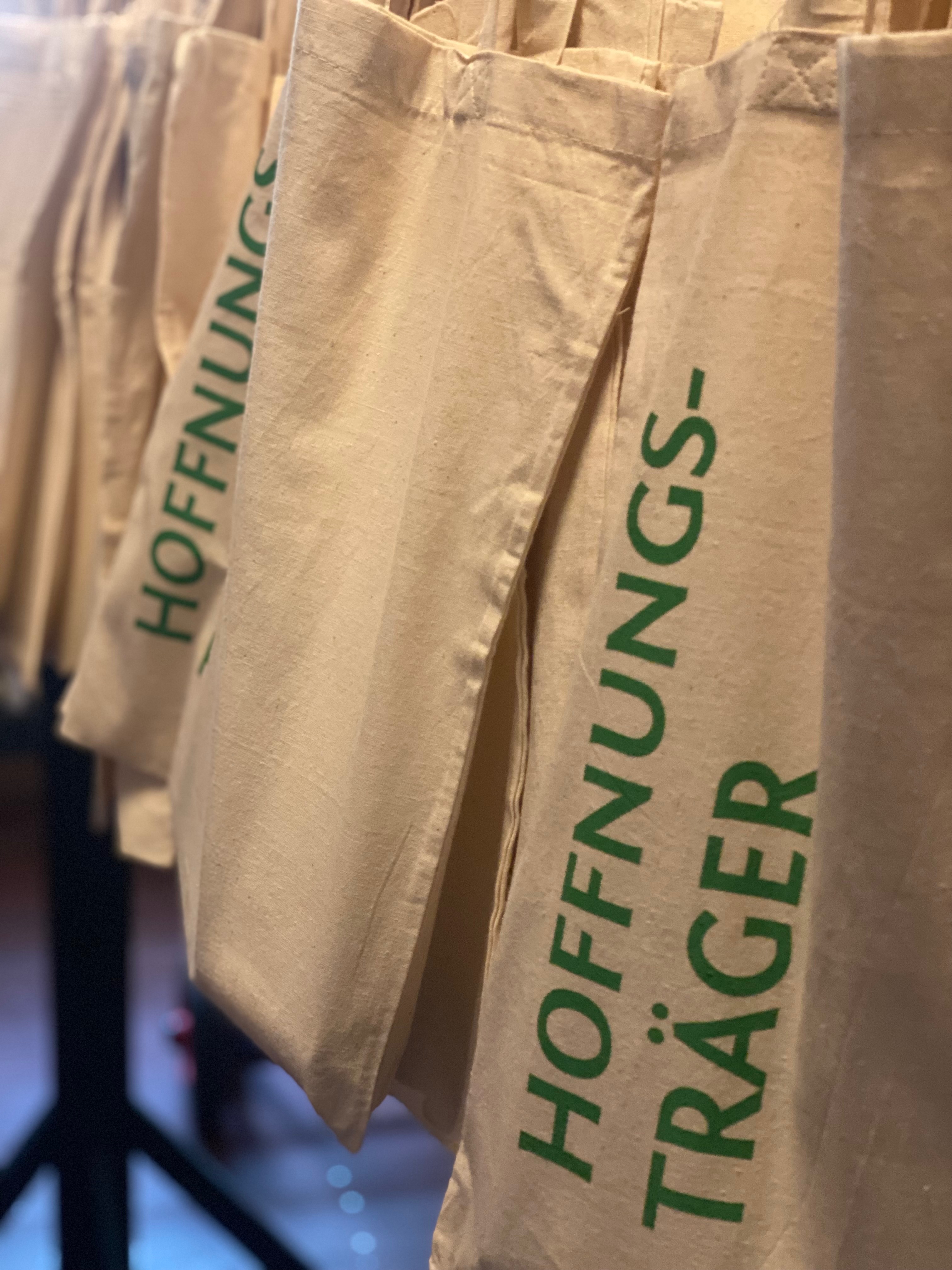 Foto von Spendentüten. Hier finden Sie Infos zu aktuellen Spendenprojekten.