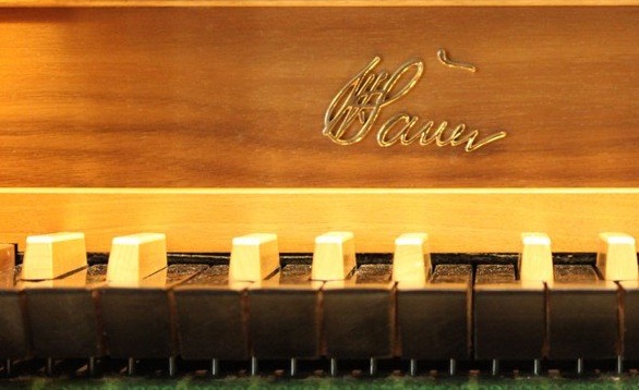 Foto eines Orgelmanuals. Hier finden Sie Informationen zu Konzerten und Andachten.