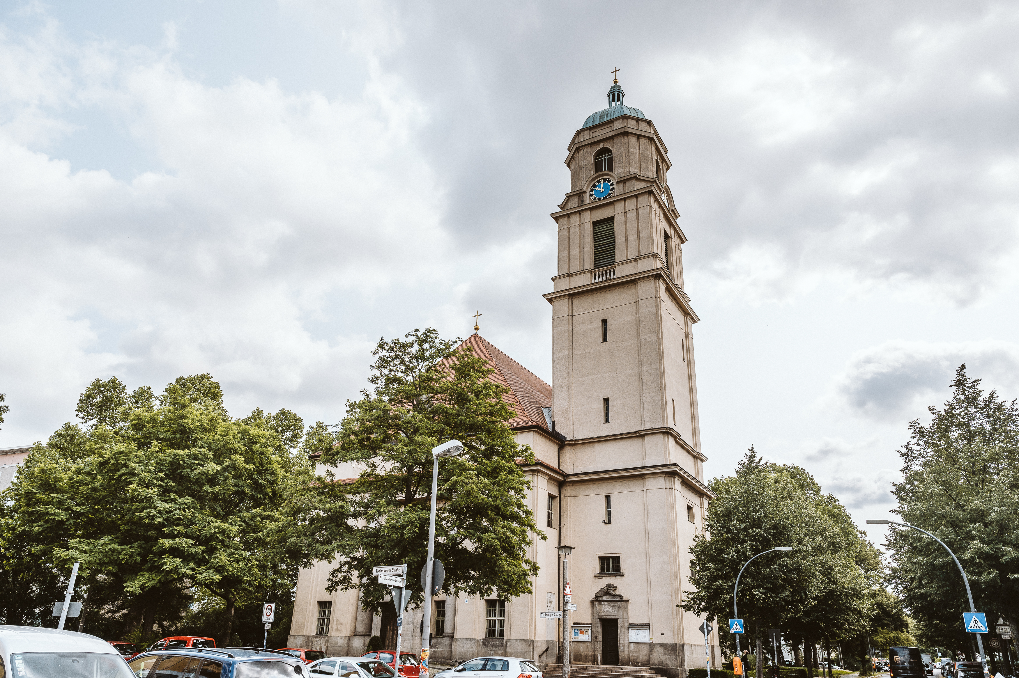 Ein Bild der Hoffnungskirche. Hier finden sich aktuelle Informationen zur Gemeinde.